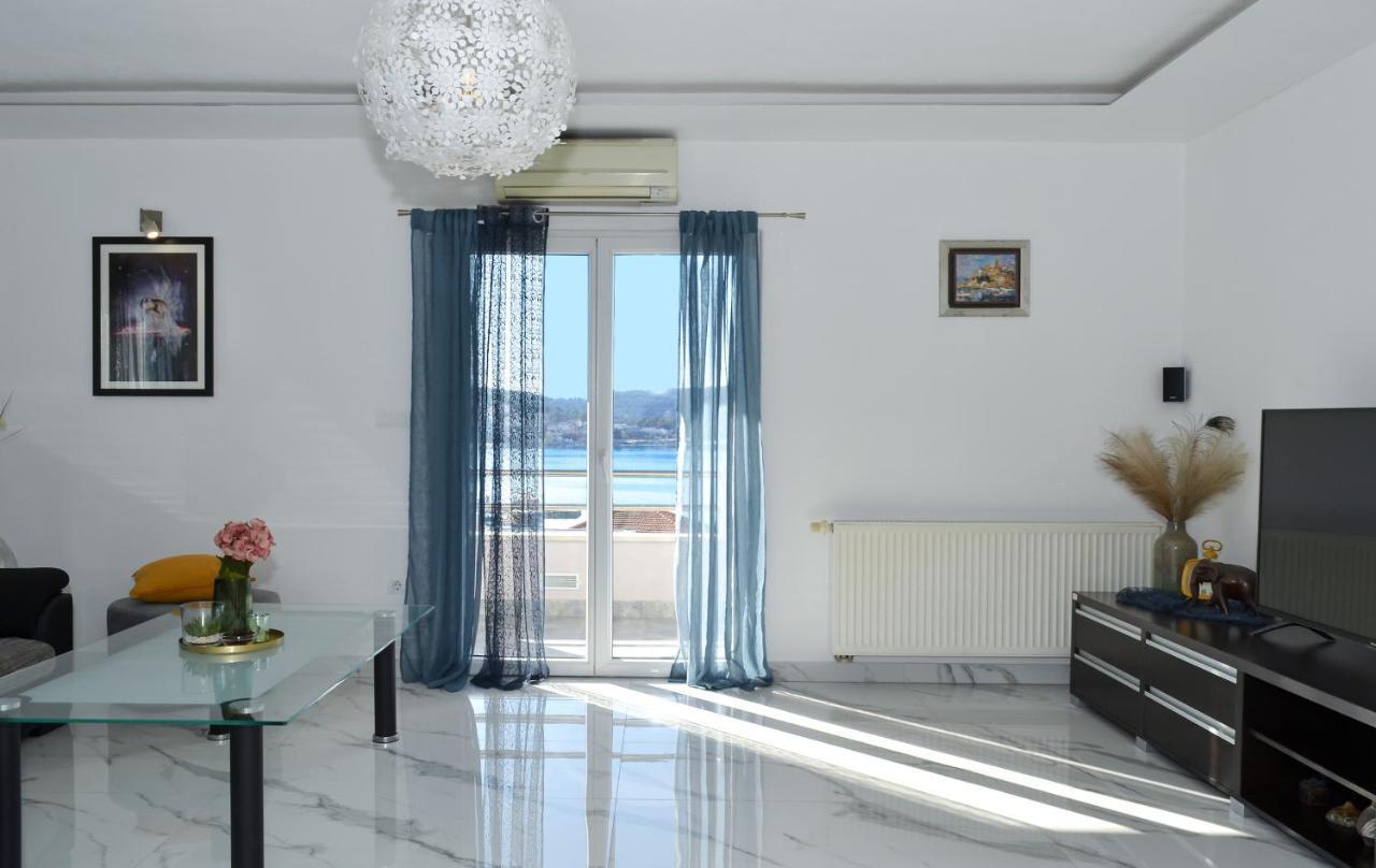 Copacabana Beach Apartments Trogir Exteriör bild