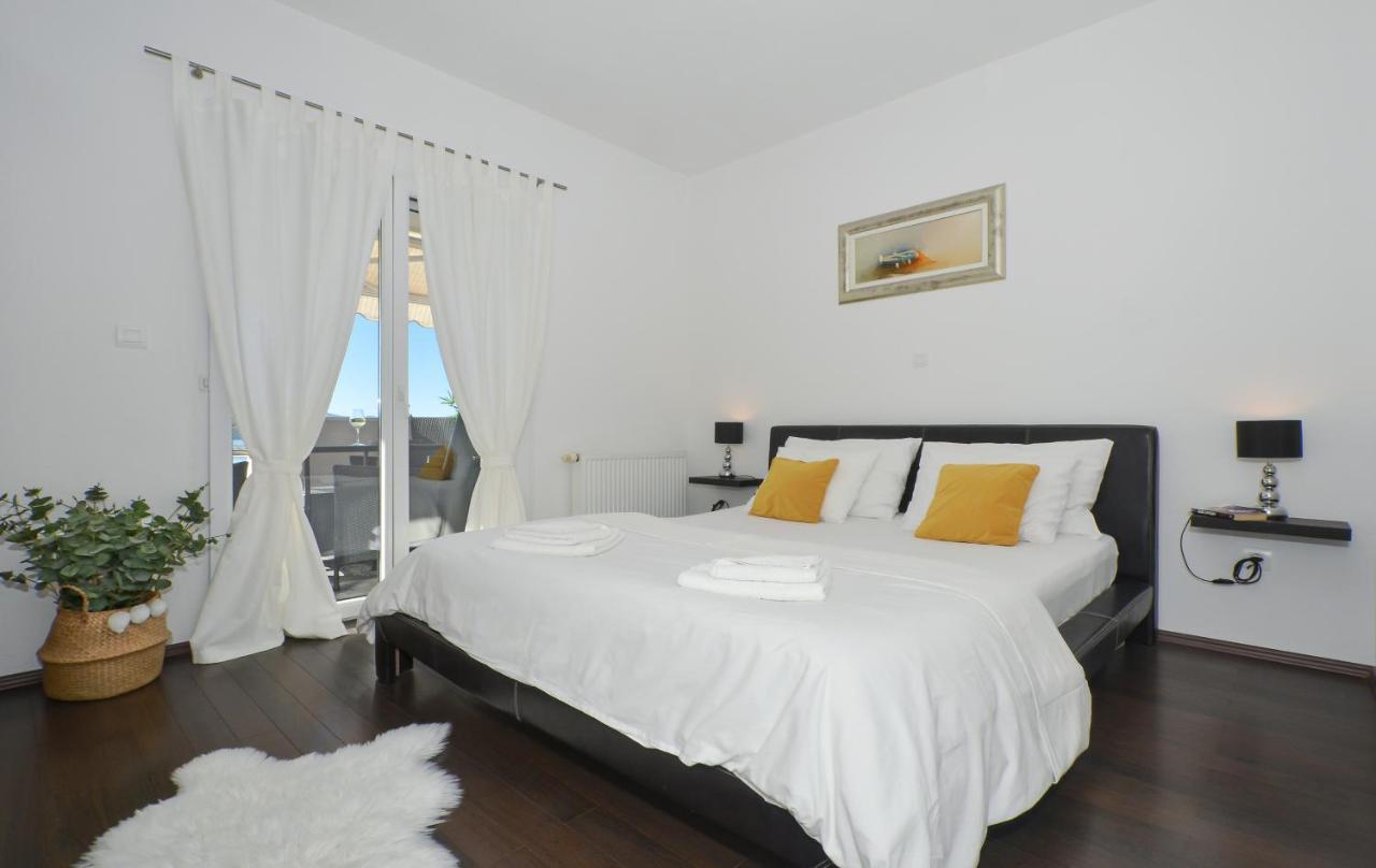Copacabana Beach Apartments Trogir Exteriör bild